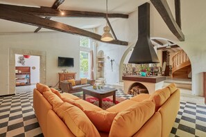 TV, fireplace