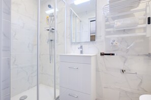 Amenidades de baño gratuitas, secadora de cabello, toallas 