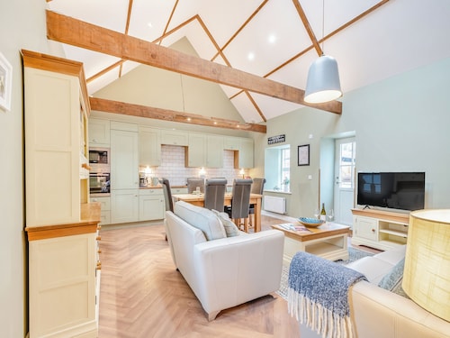 2 bedroom accommodation in Ayr