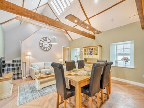 Dining - 2 bedroom accommodation in Ayr (Ayr)