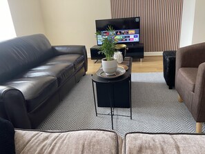 Living area - 2-bed Apartment - Sleeps 4 - Street Parking - Wifi (Manchester)