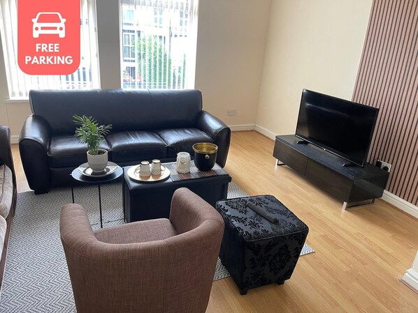 Living area - 2-bed Apartment - Sleeps 4 - Street Parking - Wifi (Manchester)