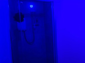 Lejlighed | Badeværelse | Kombination af bruser/badekar, dybe badekar, gratis toiletartikler