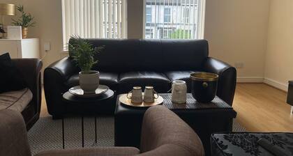 2-bed Apartment - Sleeps 4 - Street Parking - Wifi