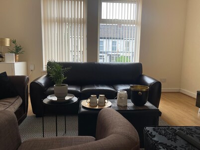 2-bed Apartment - Sleeps 4 - Street Parking - Wifi