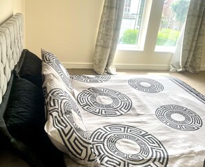 2 bedrooms, iron/ironing board, free WiFi, bed sheets - 2-bed Apartment - Sleeps 4 - Street Parking - Wifi (Manchester)