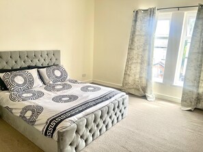 Apartment | 2 bedrooms, iron/ironing board, free WiFi, bed sheets - 2-bed Apartment - Sleeps 4 - Street Parking - Wifi (Manchester)