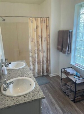Bathroom - Quiet Home 5 minutes from downtown Salado
 (Salado)