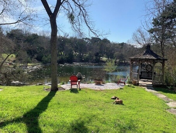 Property grounds - Quiet Home 5 minutes from downtown Salado
(Salado)