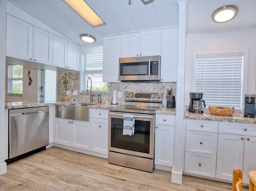 New Cozy getaway on waterfront in Key Largo! Bring your own boat!