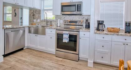 New Cozy getaway on waterfront in Key Largo! Bring your own boat!