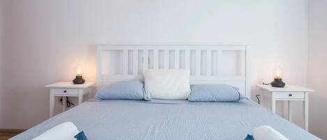 3 عدّة غرف نوم وسرير سفر وواي فاي وملاءات أسرّة