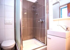 Bruser, miljøvenlige toiletartikler, hårtørrer, bidet