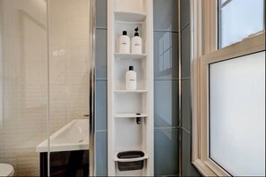 Dusche, umweltfreundliche Kosmetikartikel, Haartrockner, Handtücher