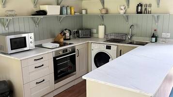 Cottage | Private kitchen | Fridge, microwave, oven, stovetop