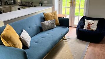 Cottage | Living area | Flat-screen TV, fireplace, DVD player