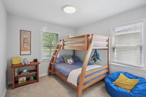 4 bedrooms, desk, iron/ironing board, travel cot - MSP/Mall of America/Pond View with garden oasis (Richfield)
