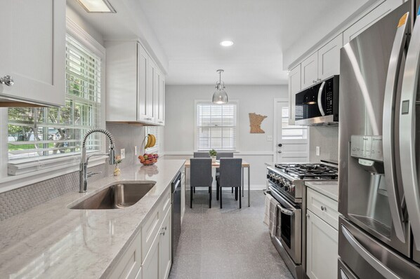 冷蔵庫、電子レンジ、オーブン、コンロ