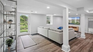 Living area - MSP/Mall of America/Pond View with garden oasis (Richfield)