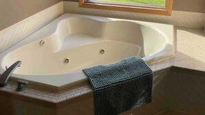 Douche, baignoire à jets, sèche-cheveux, serviettes fournies