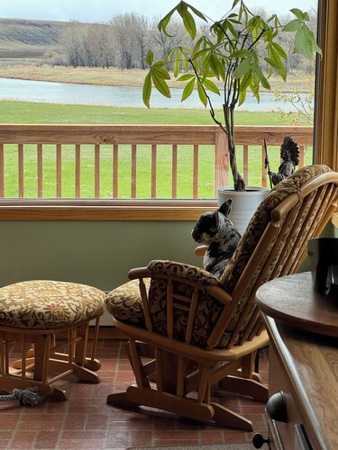 Prolific View on River w/ Hot Tub. Fishing Boat available. Golf. 7.5 acres 