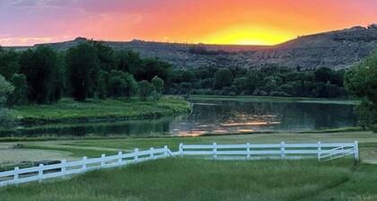 Prolific View on River w/ Hot Tub. Fishing Boat available. Golf. 7.5 acres