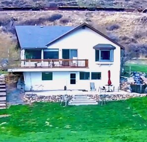 Exterior - Prolific View on River w/ Hot Tub. Fishing Boat available. Golf. 7.5 acres  (Great Falls)