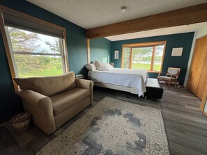 Room - Prolific View on River w/ Hot Tub. Fishing Boat available. Golf. 7.5 acres  (Great Falls)