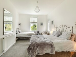 Unclassified image, 2 of 13, button - Discover a spacious holiday home in Paignton, Devon, accommodating ten guests. (Paignton)