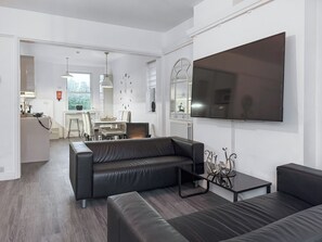 Unclassified image, 5 of 13, button - Discover a spacious holiday home in Paignton, Devon, accommodating ten guests. (Paignton)