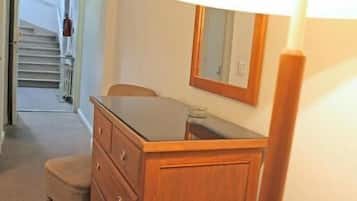 Habitación doble económica, vista a la ciudad | Insonorización y wifi gratis