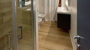 Secador de cabelo, bidê, toalhas de banho, sabonete