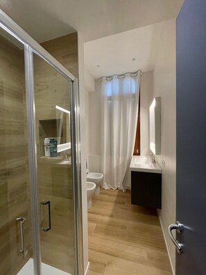 Secadora de cabello, bidet, toallas, jabón