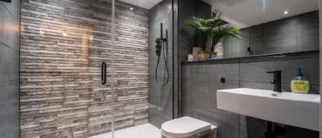 Căn hộ | Phòng tắm | Buồng tắm vòi sen, khăn tắm