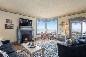 Smart TV, fireplace, books - 4 Bedroom Charlevoix Lakeview Home (Charlevoix)