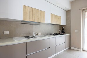 Fridge, microwave, oven, stovetop - Malta Modern and Lovely Flat with parking (Arenaccia)