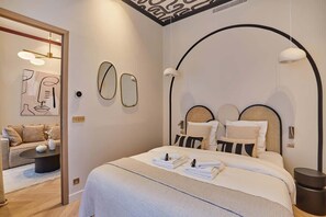 1 habitación, tabla de planchar con plancha y cuna de viaje 