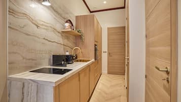 Kühlschrank, Mikrowelle, Ofen, Herdplatte