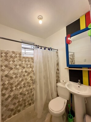 Shower, towels, soap, toilet paper - The watermelon House (Samaná)