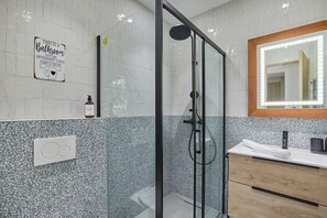 Een douche, een haardroger, handdoeken, zeep