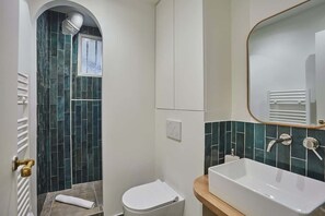 Douche, sèche-cheveux