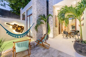 Deluxe House | Living area - Casas de la música - FREE PRIVATE PARKING, Centro Mérida. (Mérida)