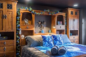 4 bedrooms, desk, iron/ironing board, free WiFi - Hot Tub, Fire Pit, 4~King Beds, 3 baths, 2 Kitchens, 2 Living Rooms, 3 Immersive Experiences (Reno)