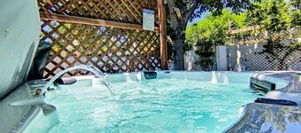 Hot Tub, Fire Pit, 3~King Beds, Chefs Kitchen, Mountain View