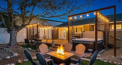 Hot Tub, Fire Pit, 4~King Beds, 3 baths, 2 Kitchens, 2 Living Rooms, 3 Immersive Experiences