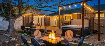 Hot Tub, Fire Pit, 4~King Beds, 3 baths, 2 Kitchens, 2 Living Rooms, 3 Immersive Experiences