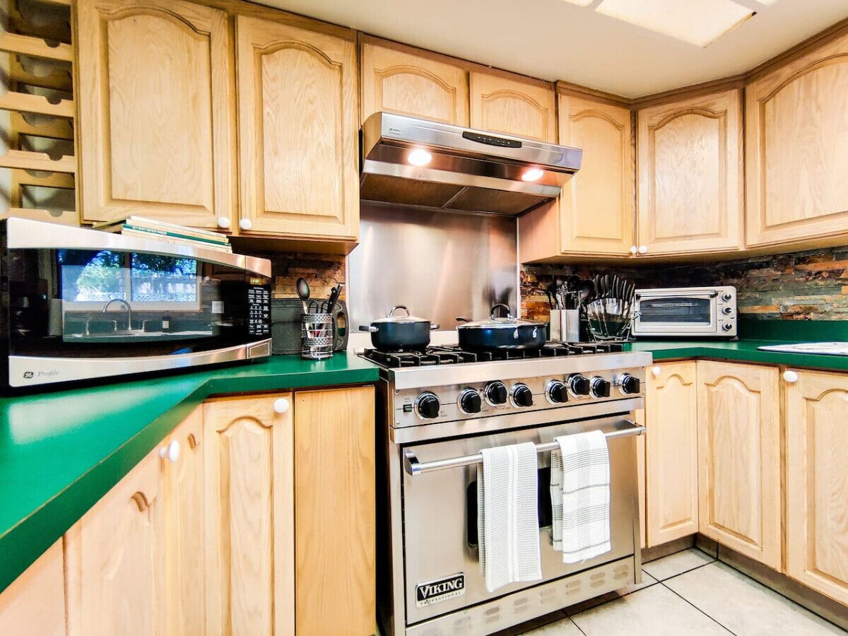 Kylskåp, mikrovågsugn, ugn och spishäll