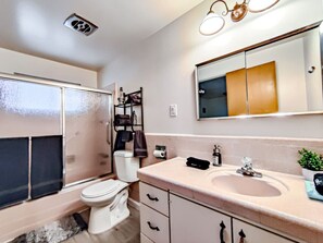 Haartrockner, Handtücher, Seife, Shampoo