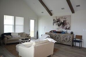 Smart TV - 5 STAR BEAUTY, Booking Spring 2026 (Dauphin Island)