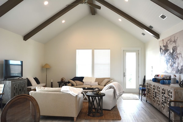 Smart TV - 5 STAR BEAUTY, Booking Spring 2026 (Dauphin Island)